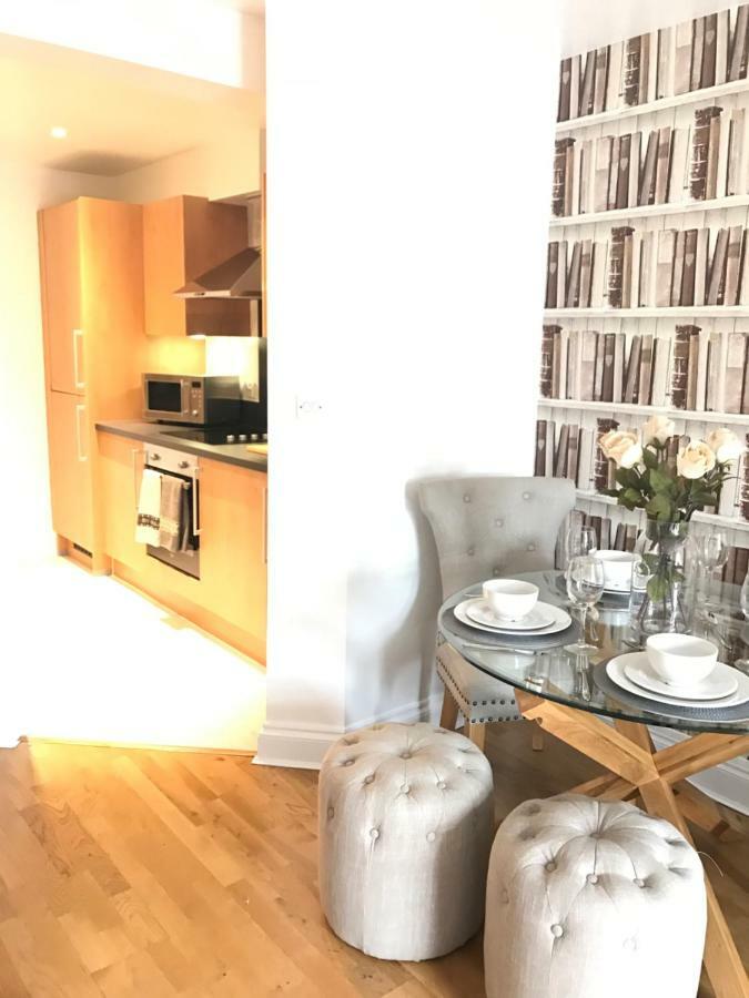 Luxury 2 Bed Apartment Witney Dış mekan fotoğraf